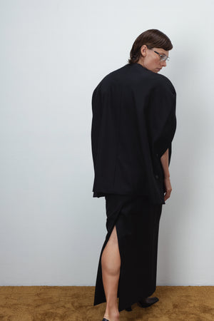 SCULPTURAL WOOL CAPE IN BLACK