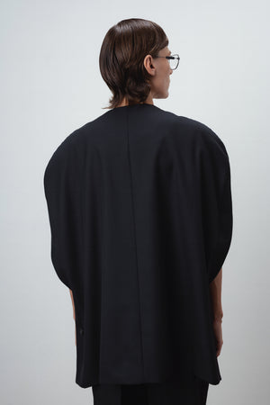 SCULPTURAL WOOL CAPE IN BLACK