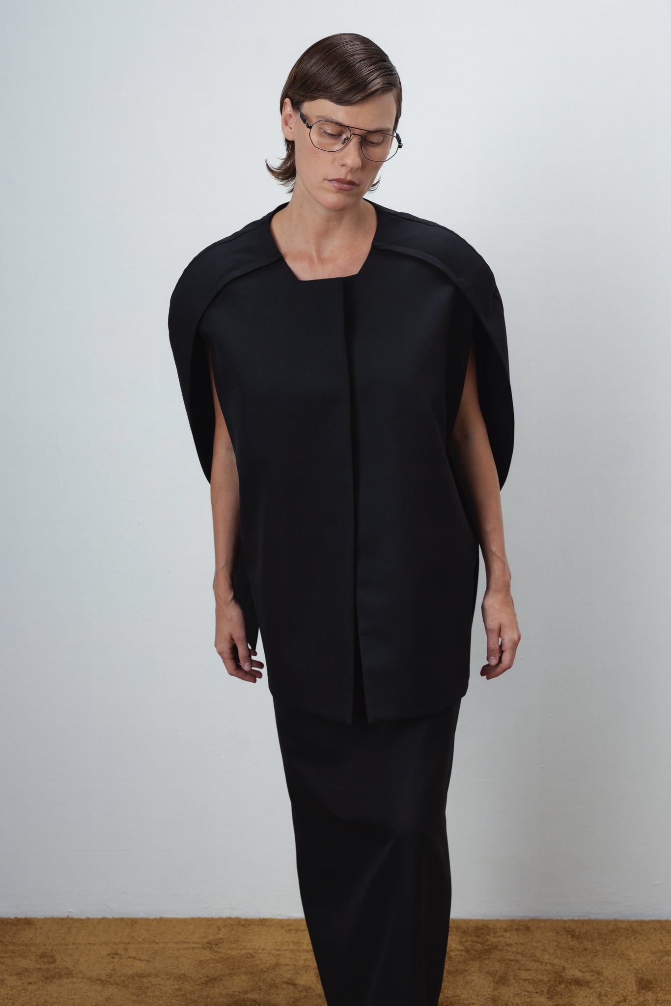 SCULPTURAL WOOL CAPE IN BLACK