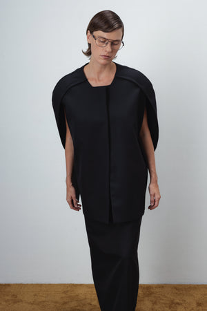 SCULPTURAL WOOL CAPE IN BLACK