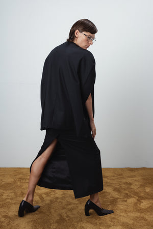 SCULPTURAL WOOL CAPE IN BLACK