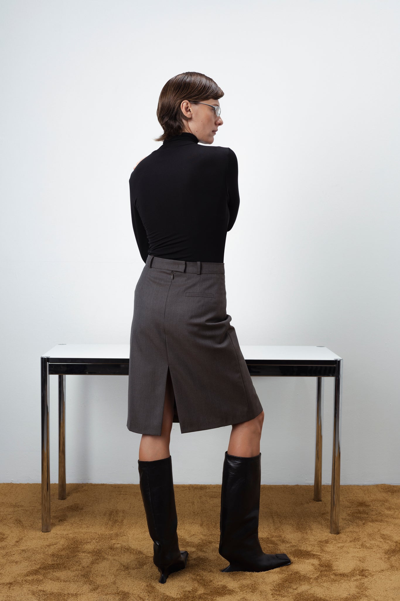 MIDI SKIRT WITH TWO SLITS IN TAUPE