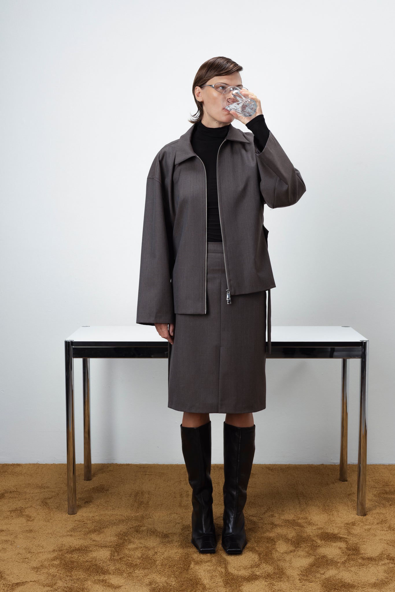 MIDI SKIRT WITH TWO SLITS IN TAUPE