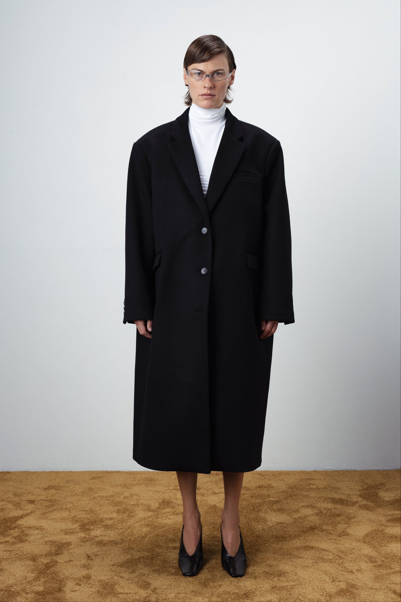 STATEMENT WOOL COAT IN BLACK