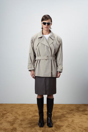 FLOW SHORT SIGNATURE TRENCH IN BEIGE