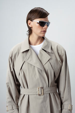 FLOW SHORT SIGNATURE TRENCH IN BEIGE