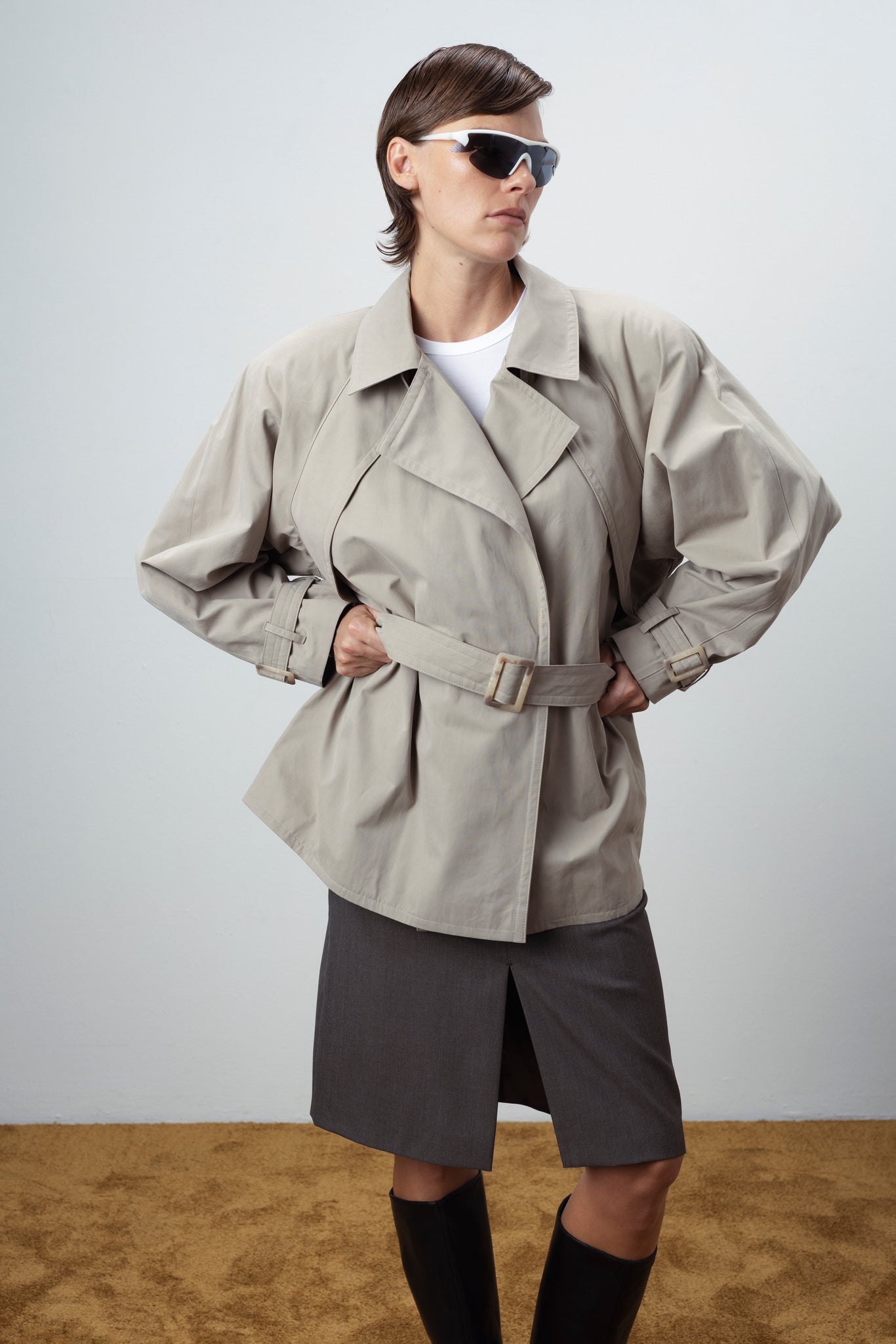 FLOW SHORT SIGNATURE TRENCH IN BEIGE