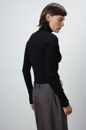 WOOL TURTLENECK TOP IN BLACK