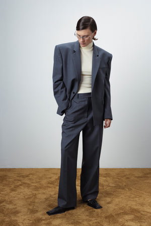 BROAD-SHOULDER SUIT BLAZER IN GREY