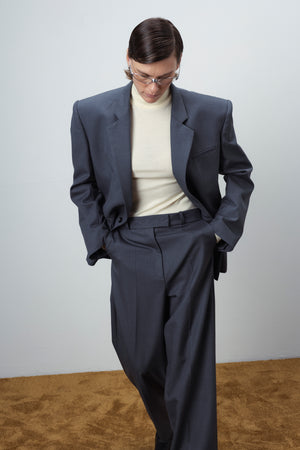 BROAD-SHOULDER SUIT BLAZER IN GREY