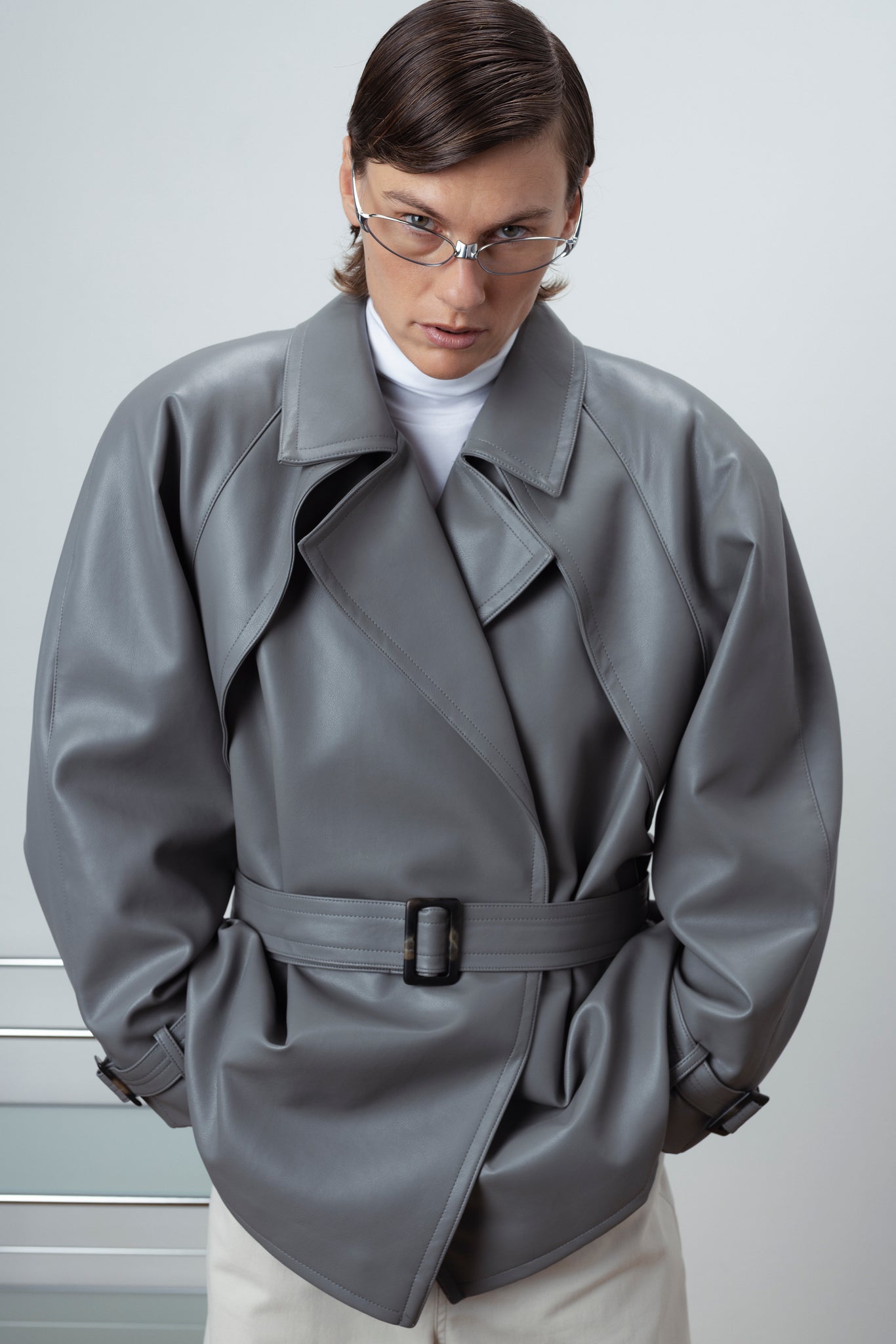 FLOW SHORT SIGNATURE TRENCH IN ECO LEATHER