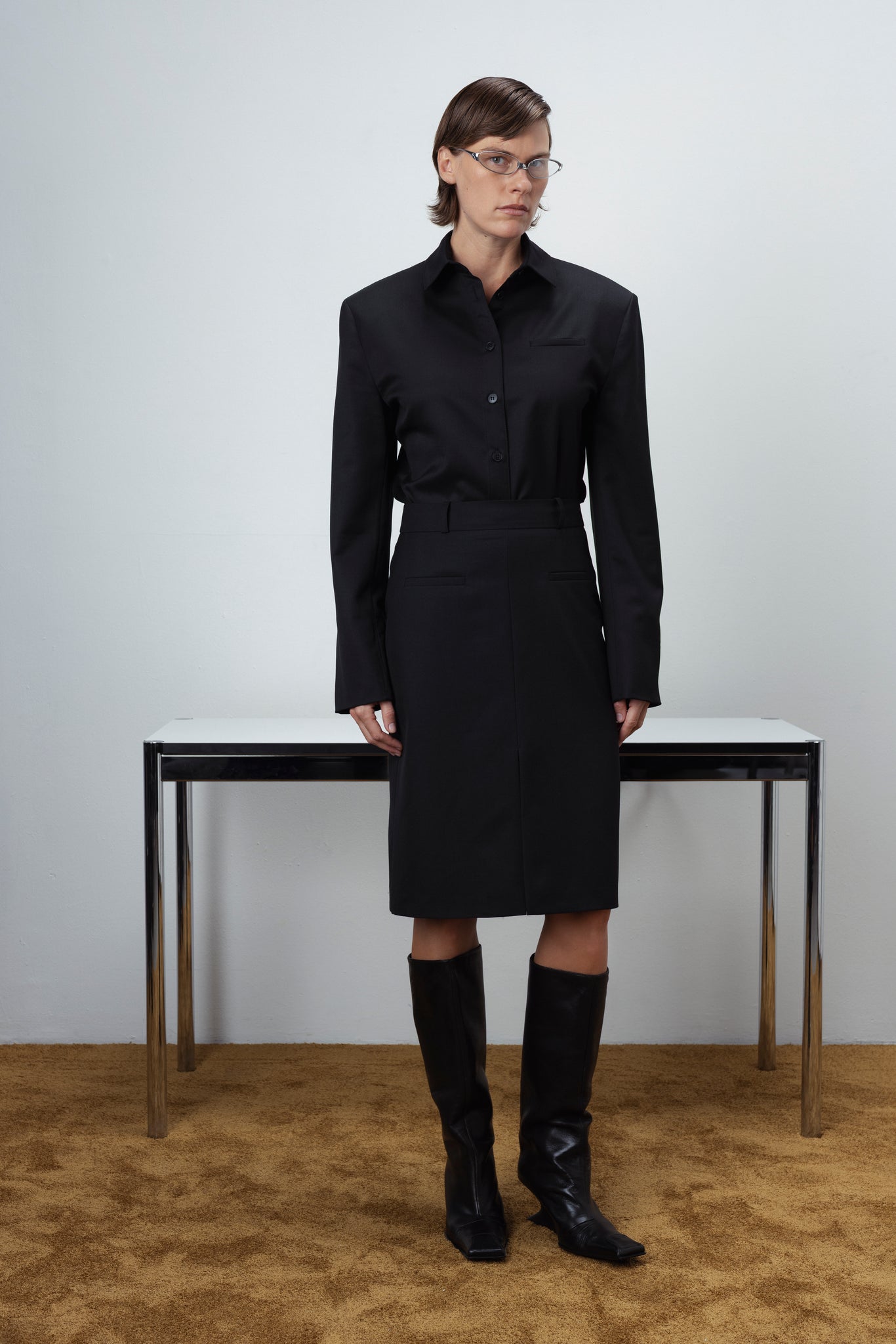 MIDI SKIRT WITH TWO SLITS IN BLACK
