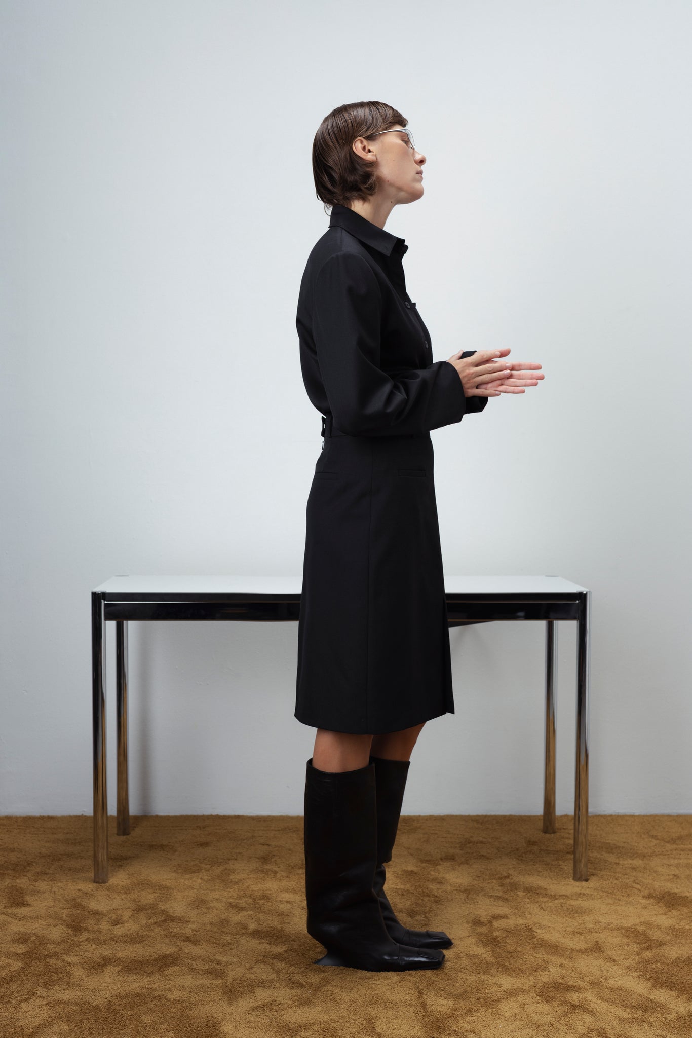 MIDI SKIRT WITH TWO SLITS IN BLACK