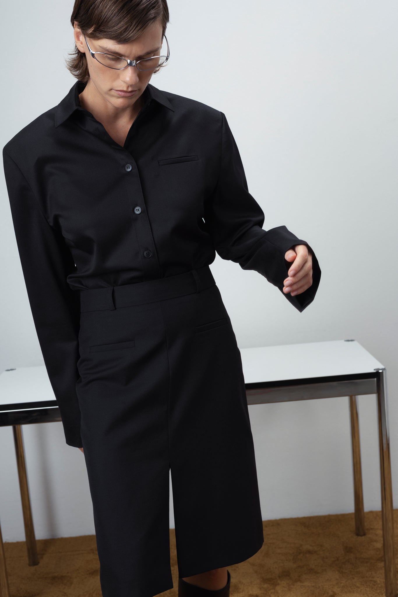 MIDI SKIRT WITH TWO SLITS IN BLACK