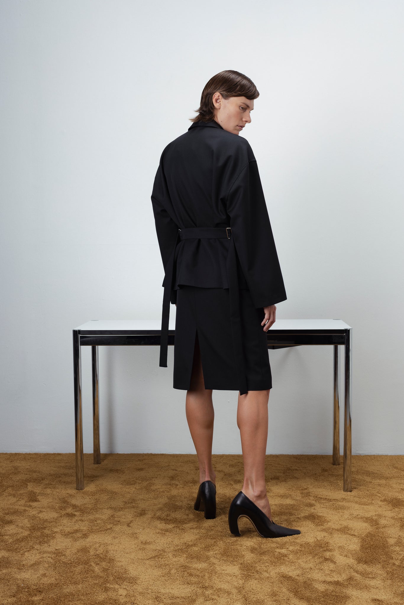 MIDI SKIRT WITH TWO SLITS IN BLACK