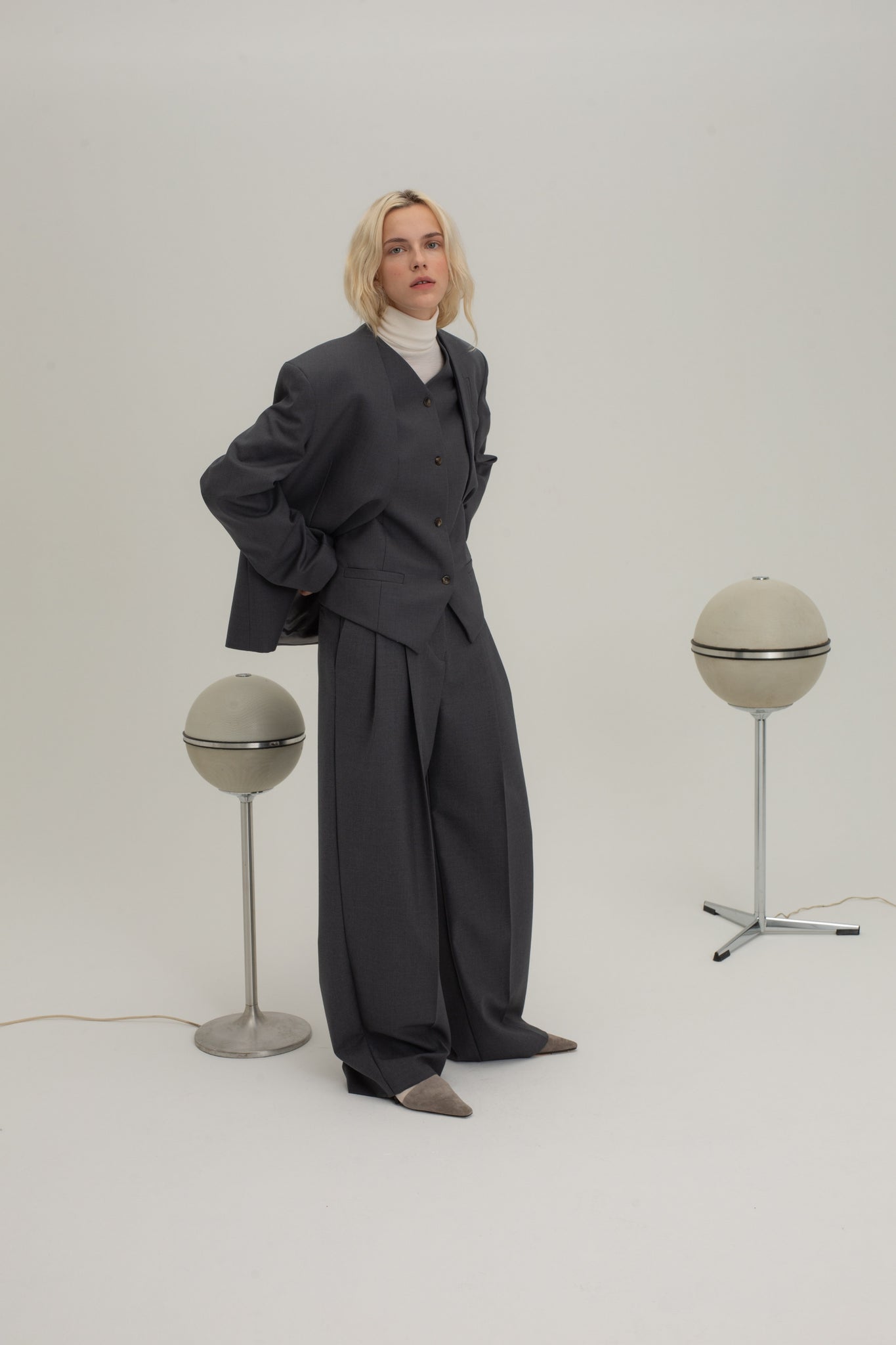 PLEATED WIDE SUIT TROUSERS IN GREY