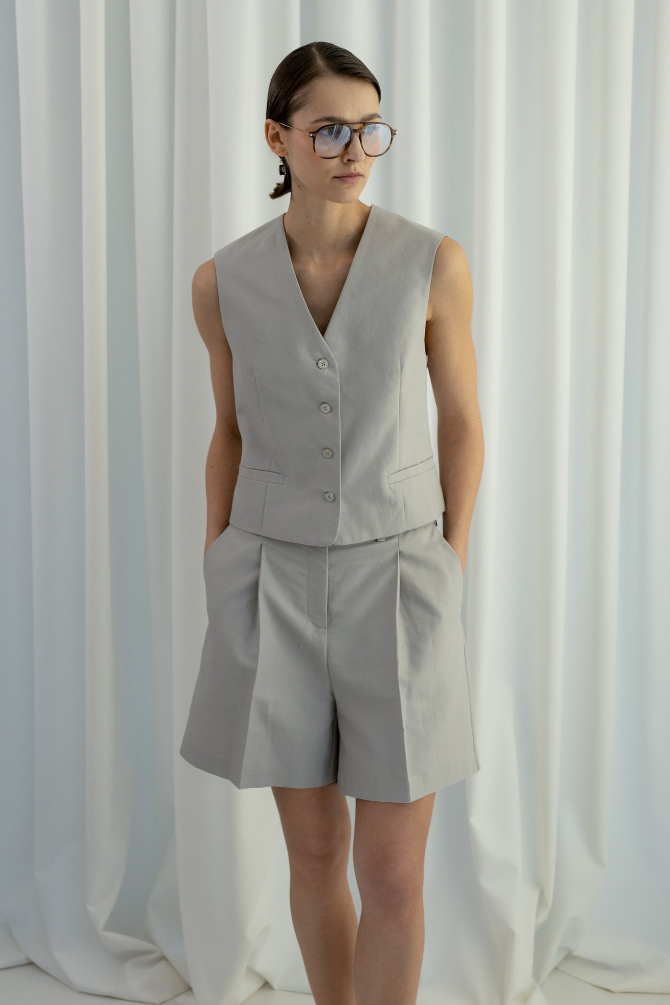 PLEATED SUIT LINEN SHORTS IN PALE GREY